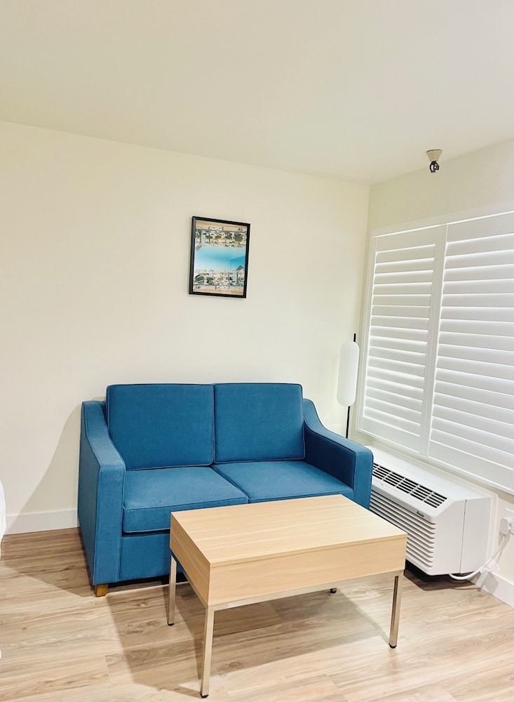 Deluxe Room, 1 King Bed with Sofa bed thumbnail 6