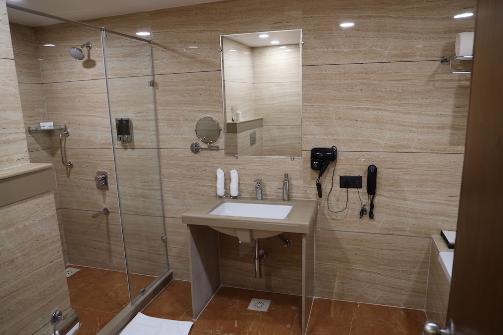 Suite - Photo 13