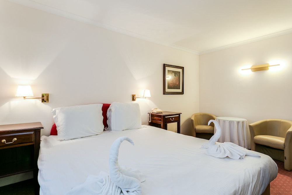 Romantic Double Room, 1 Queen Bed, Refrigerator, River View photo 3