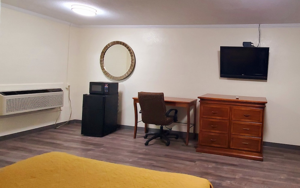 Basic Room, 1 King Bed photo 3