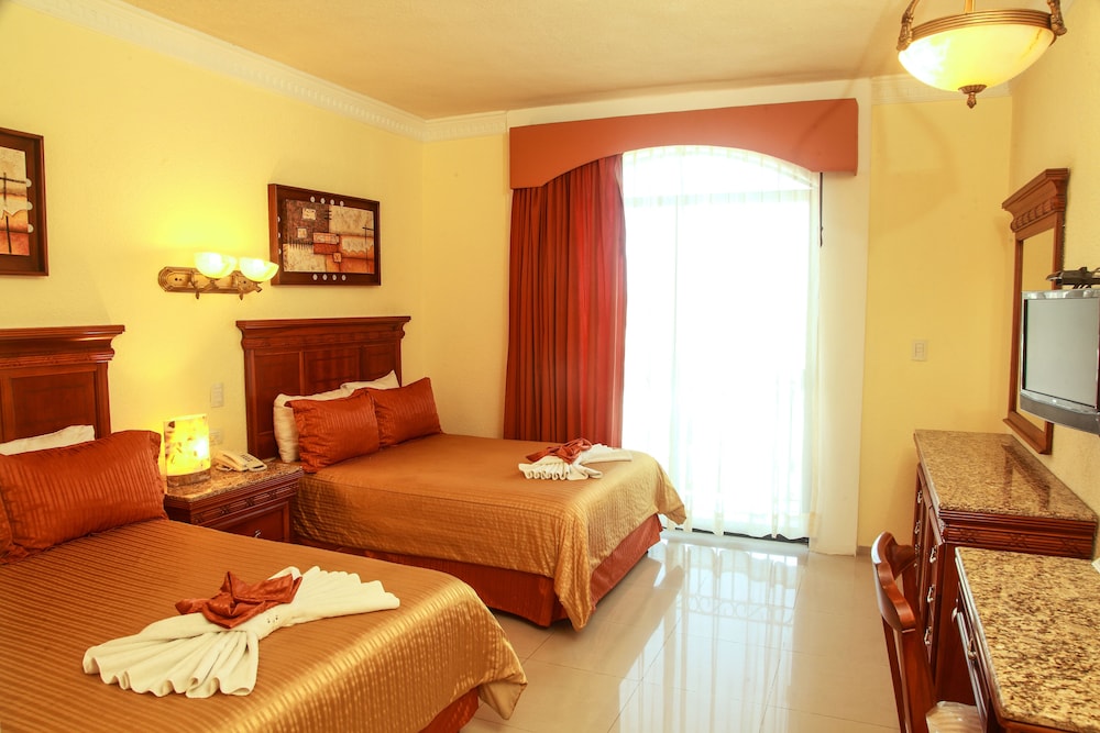 Master Suite, 2 Bedroom, Kitchenette, Bathtub - Photo 6