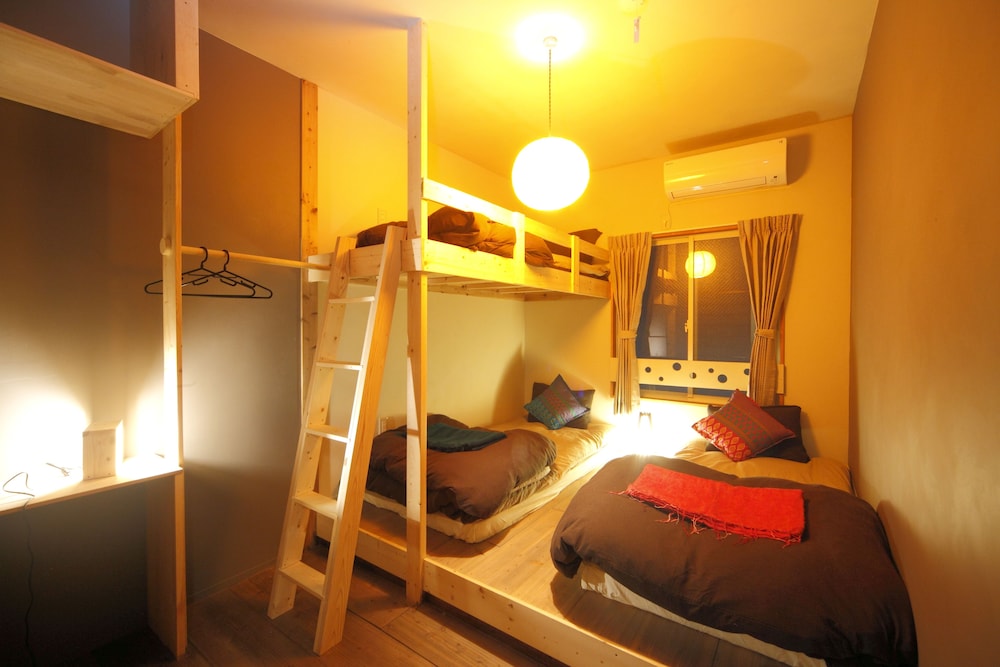 Twin Room with Extra Bed and Shared Show photo 1