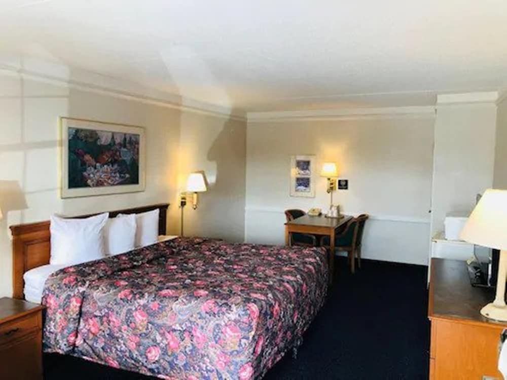 Comfort Room, 1 King Bed, Smoking photo 3