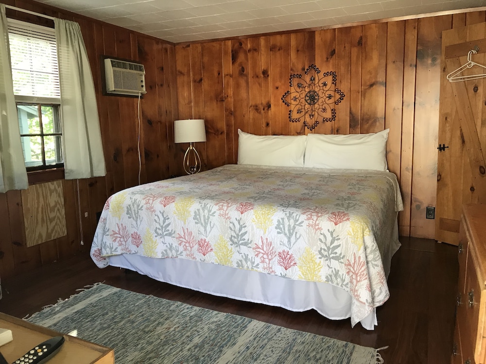 Economy Cottage, 1 King Bed (Cottage 12 or 14) photo 1