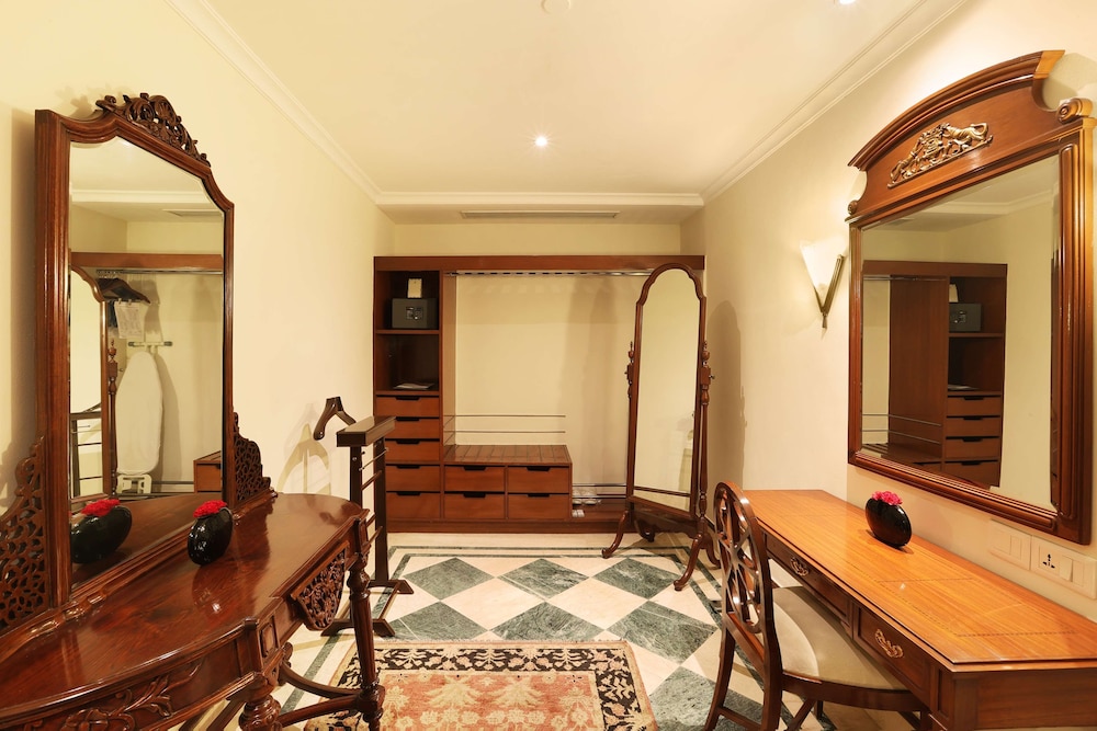 Luxury Suite - Photo 12