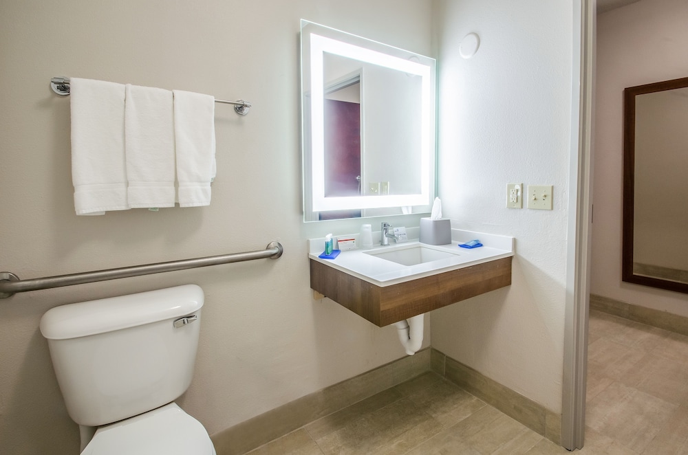 Suite, 2 Queen Beds, Accessible (Mobility Roll-In Shower) - Photo 8