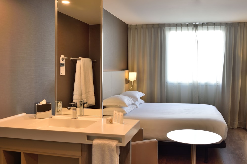 Classic Room, 1 Queen Bed, City View thumbnail 5