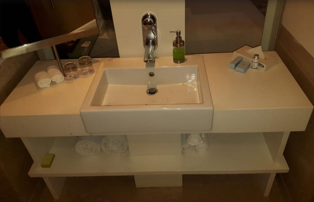 Executive Suite, 1 Bedroom - Photo 9