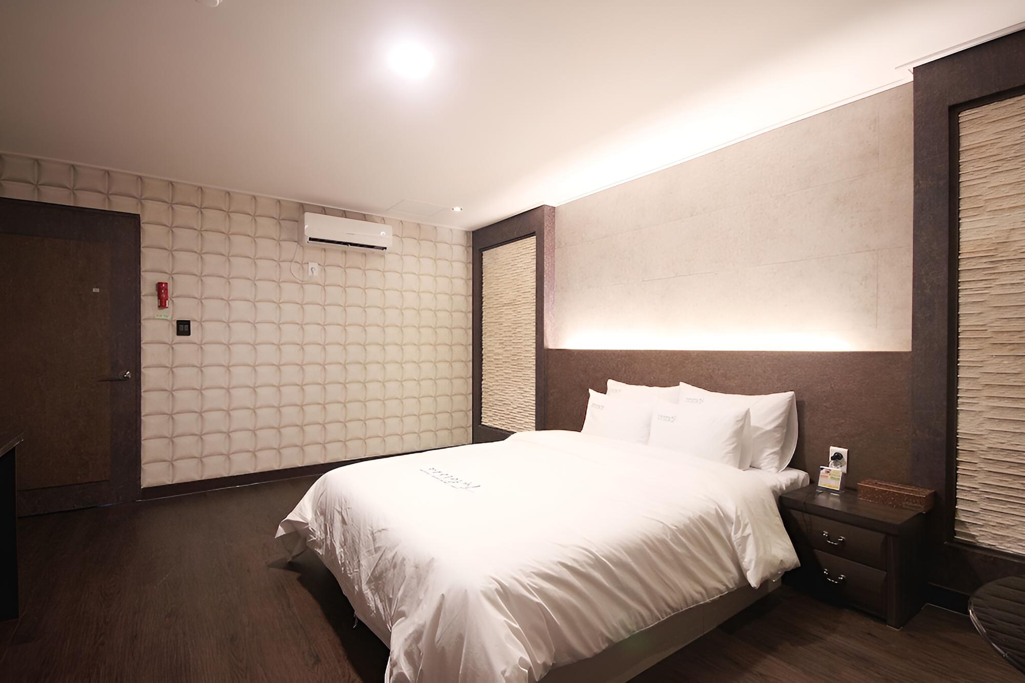 Room (Standard Room) - Photo 12