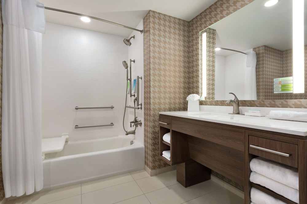 Studio, 1 King Bed, Accessible, Bathtub thumbnail 6