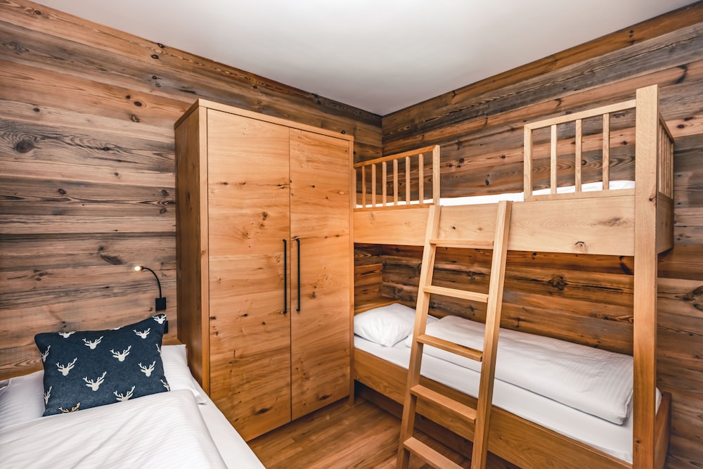 Chalet (L) photo 2