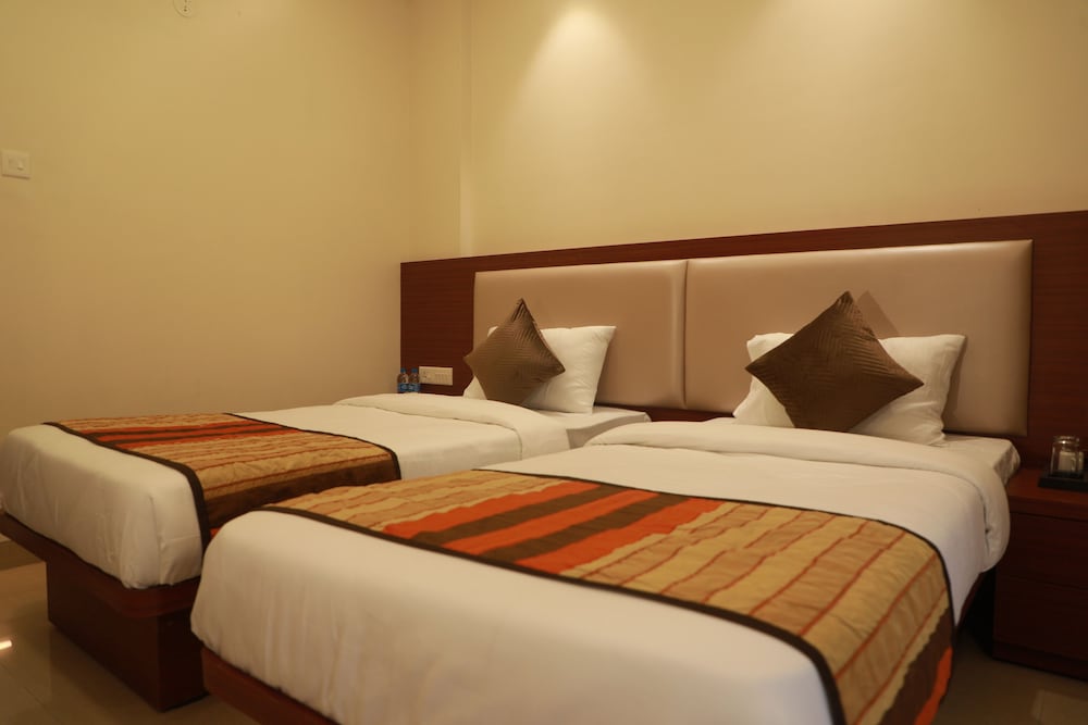 Deluxe Twin Room with Balcony - Photo 18