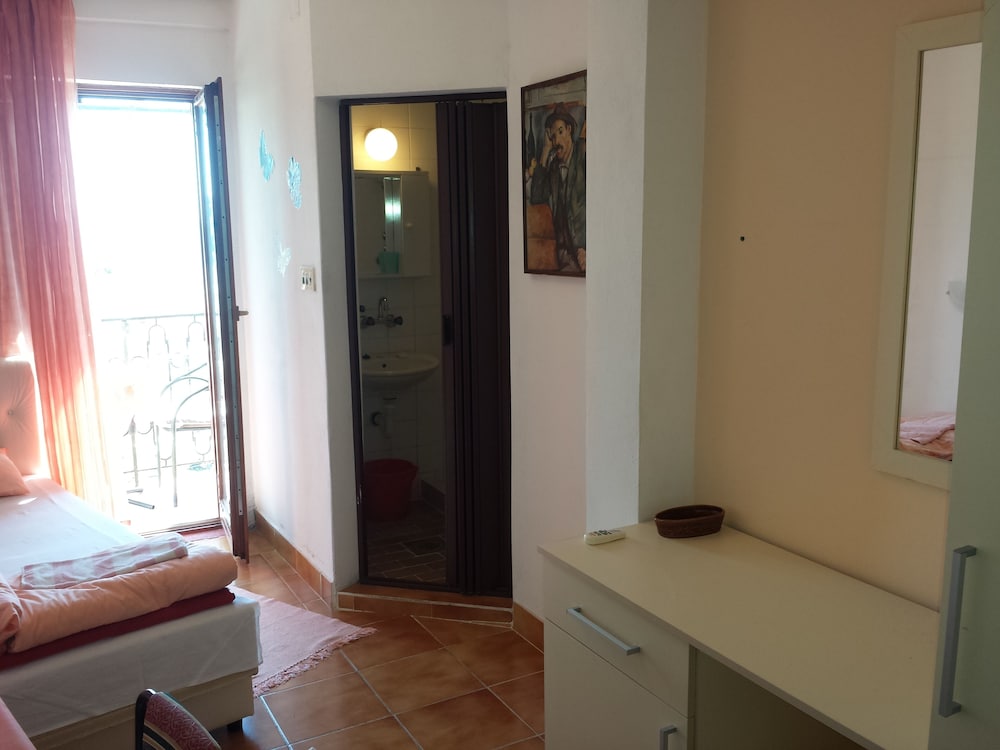 Economy Studio, Sea View