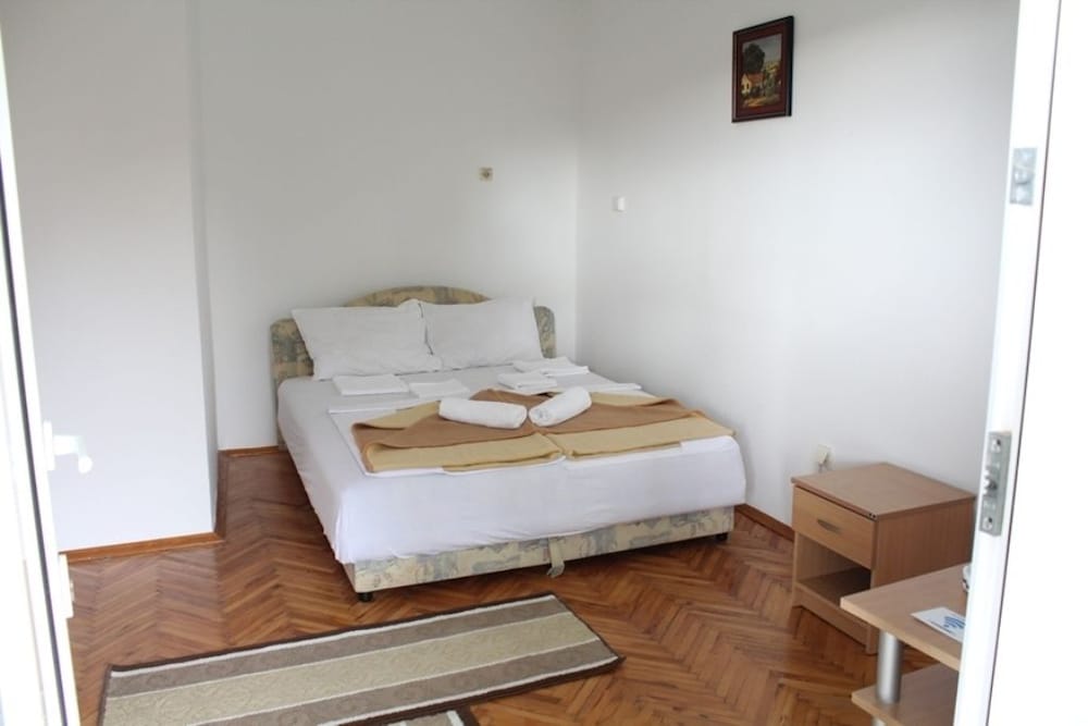 Economy Studio, 1 Double Bed, Kitchenette, Mountain View