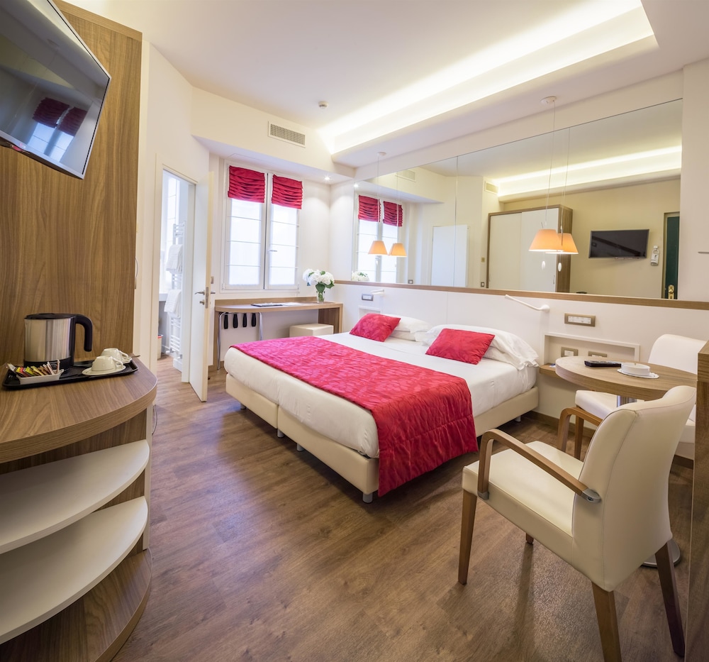 Classic Room, 1 Queen Bed (Converts to 2 Twin Beds) - Photo 1