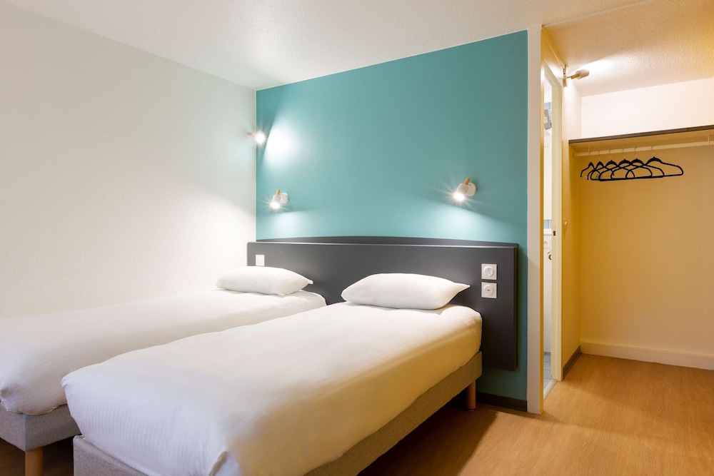 Standard Room, 2 Twin Beds - Photo 4
