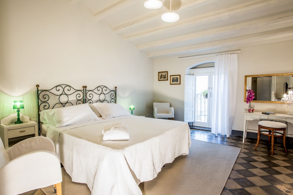 Deluxe Room, 1 King Bed, City View, Tower