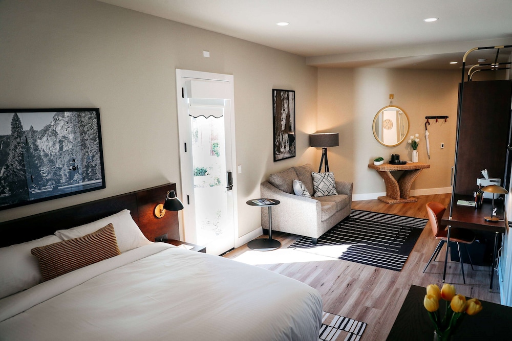 Deluxe Suite, 1 King Bed, Non Smoking - Photo 2