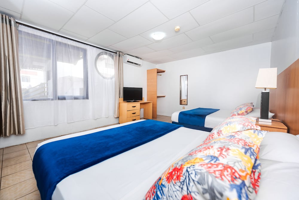 Standard Twin Room, 2 Queen Beds photo 2