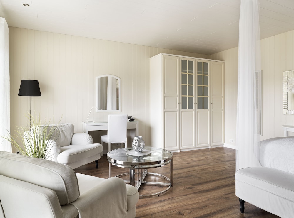 Junior Suite with Hot Tub Access - Photo 11