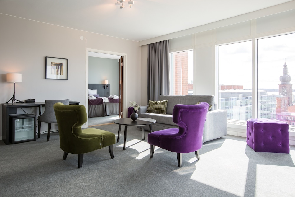 Exclusive Suite, 1 King Bed, Non Smoking (Larger Room) - Photo 3