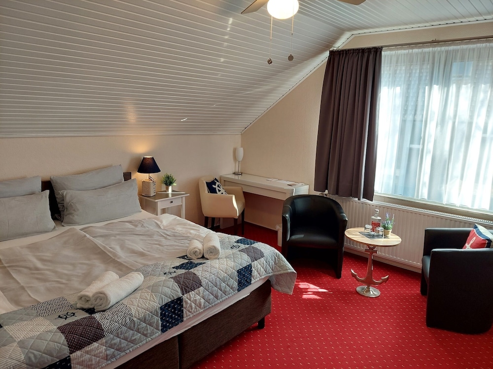 Double room, bathtub and shower photo 2