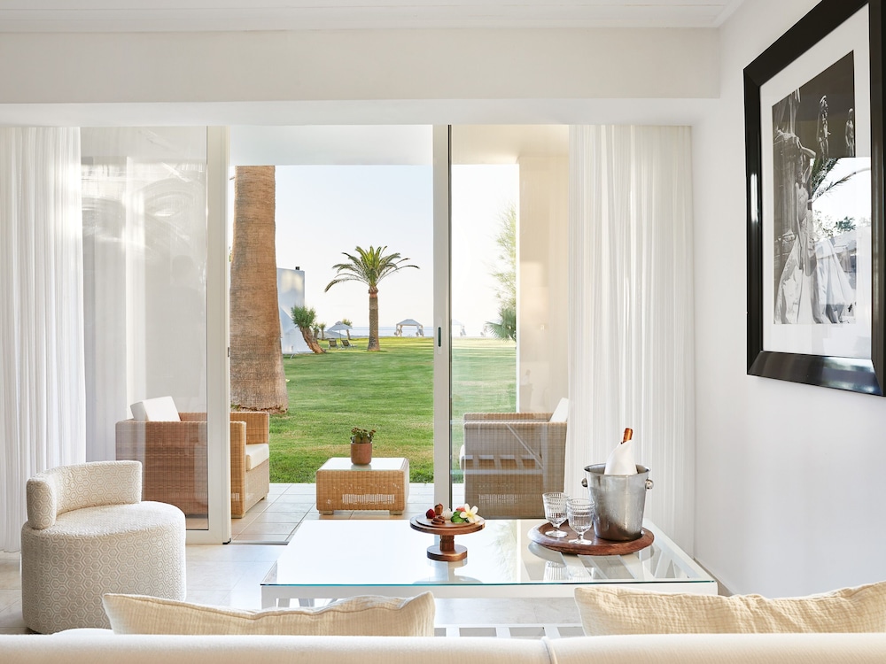 Palace Family Bungalow Suite, Side Sea View thumbnail 5