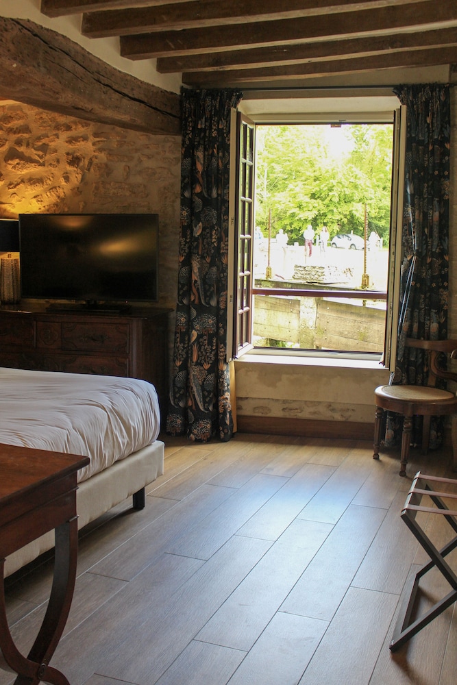 Room, River View