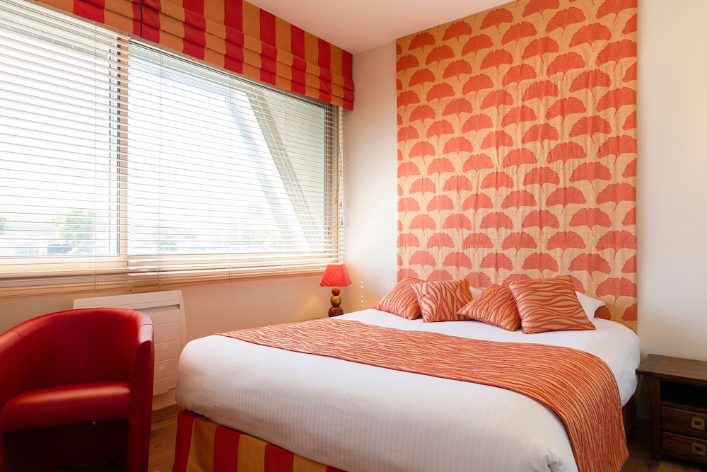 Double Room, 1 Queen Bed, Pool View photo 3