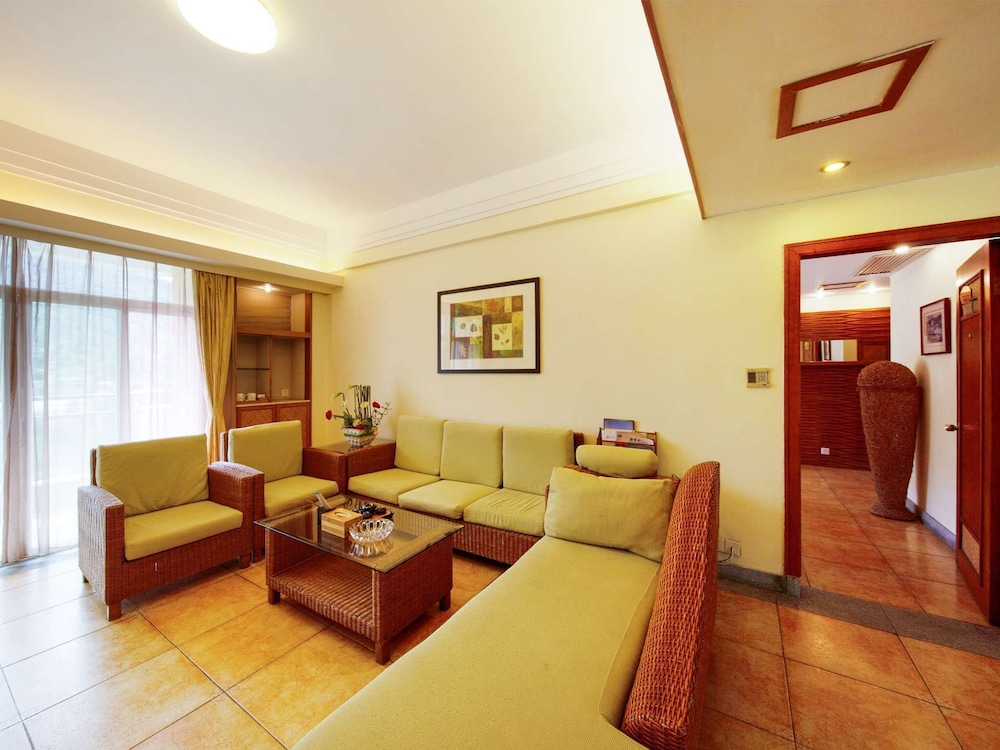 Family Suite, 1 Queen Bed, Bathtub, Lake View photo 1