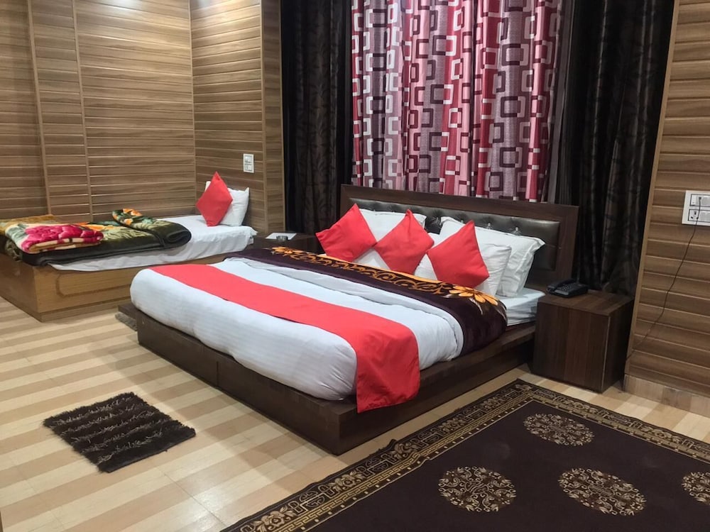 Deluxe Triple Room, 1 King Bed, Non Smoking photo 3