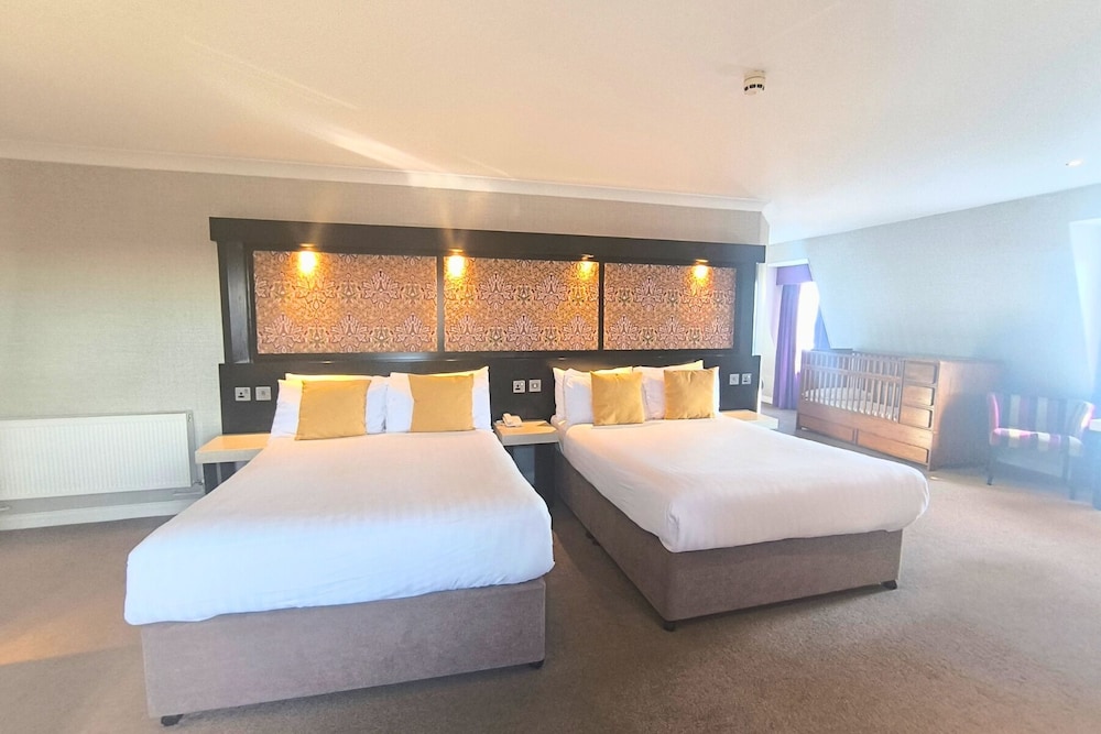 Deluxe Family Suite - 2 Double Beds & 1 Single Bed - Photo 3