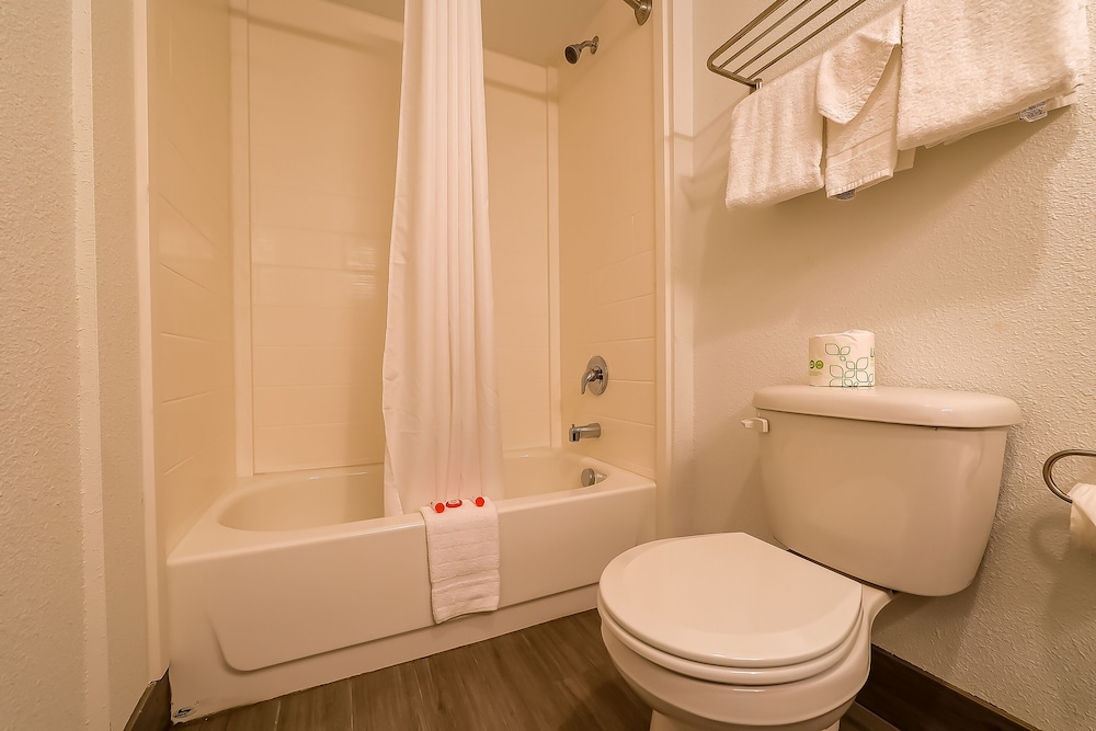 Room, 2 Queen Beds - Photo 10