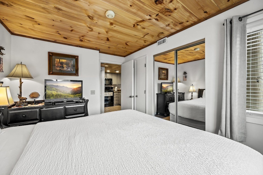 Summit View Suite | Sleeps 4 Heated Pool & Hot Tub Mountain View photo 3
