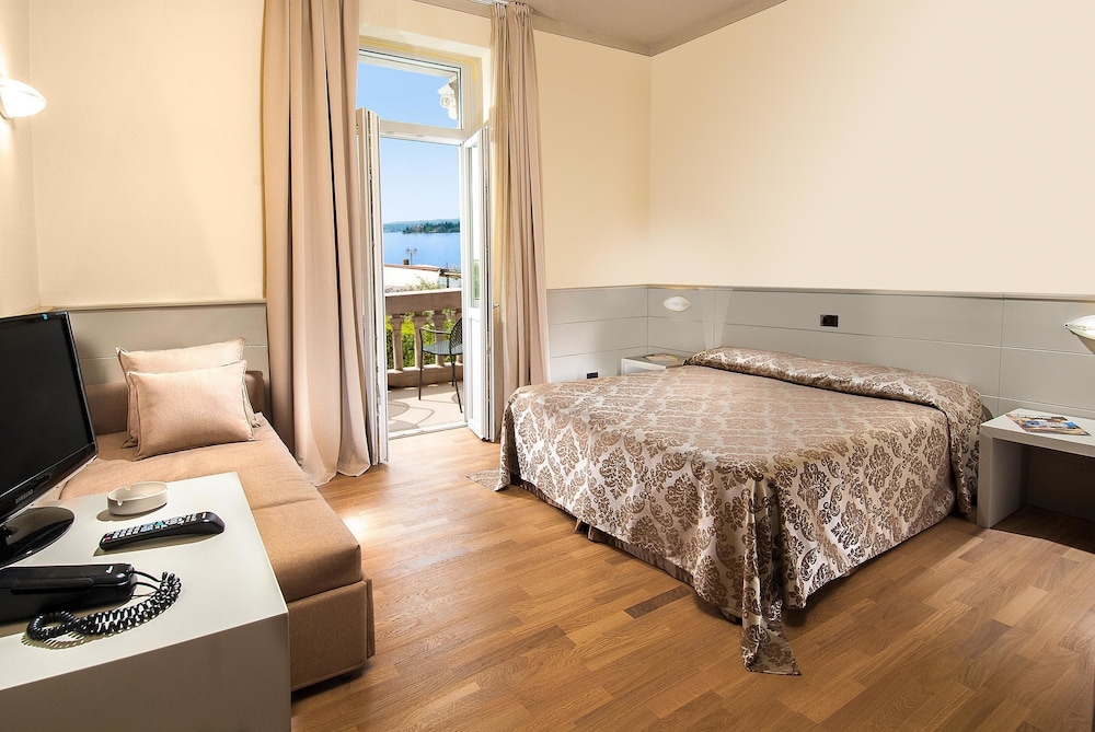 Superior Double Room, Balcony, Lake View photo 2