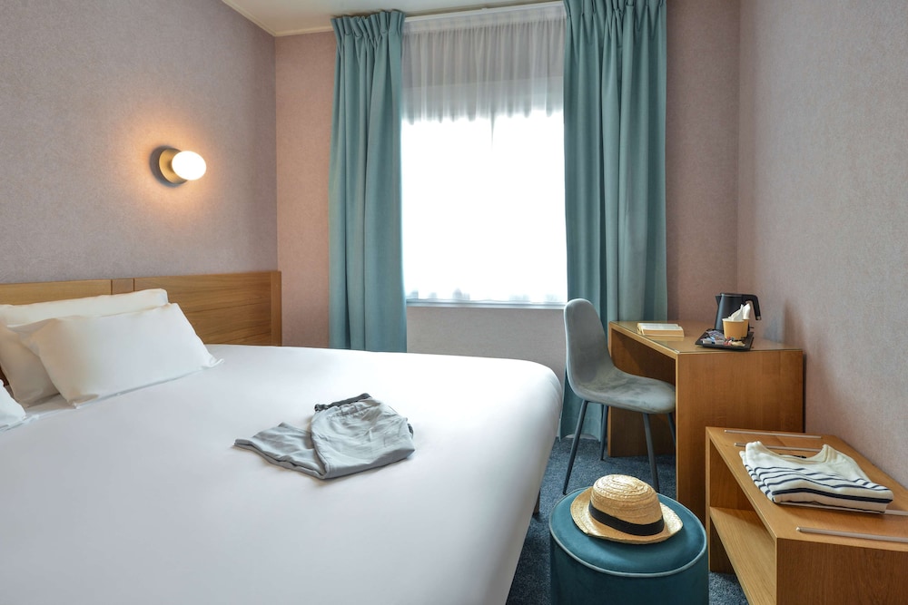Standard Room, 1 King Bed, Non Smoking - Photo 2