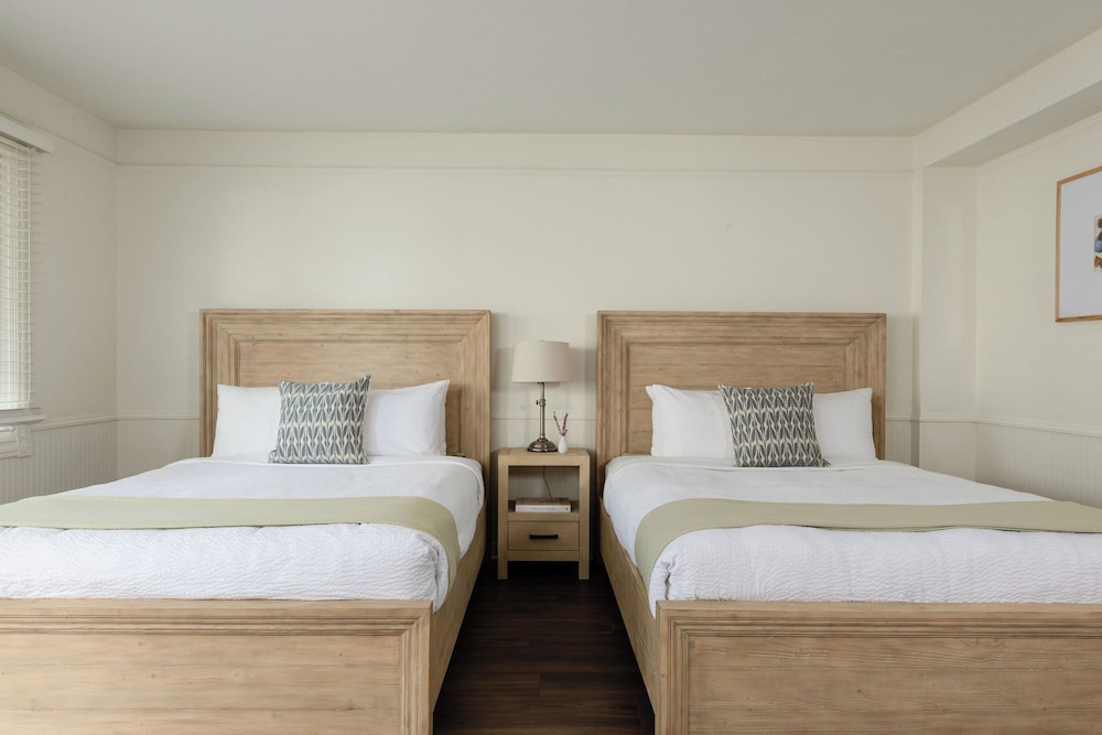 Standard Room, 2 Queen Beds (East Wing) photo 3