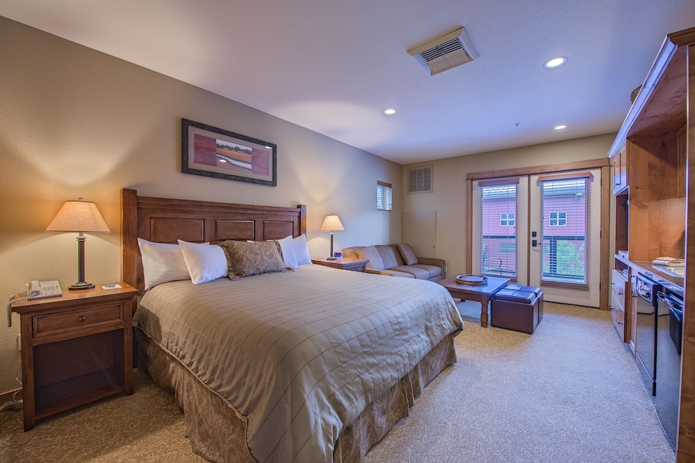 Deluxe Room, 1 King Bed (Family Studio) photo 1