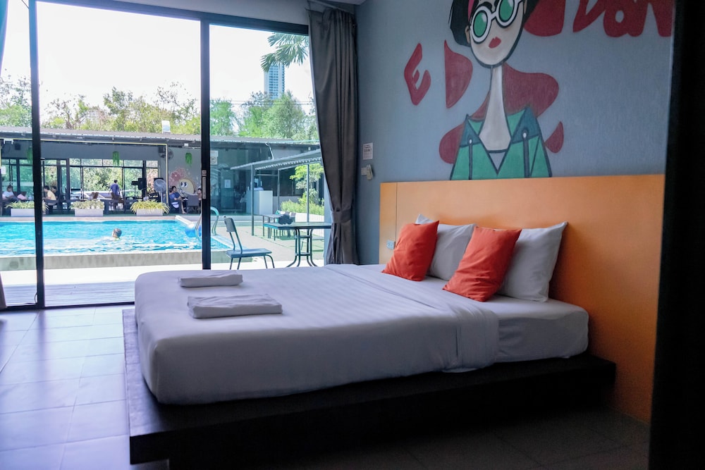 Deluxe Double Room Premium Pool View - Photo 6
