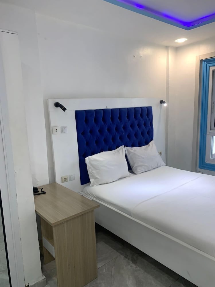 Deluxe Double Room, Smoking, Housekeeping