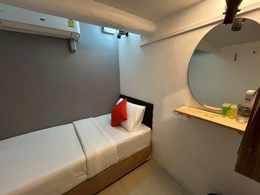 Basic Single Room with Shared Bathroom