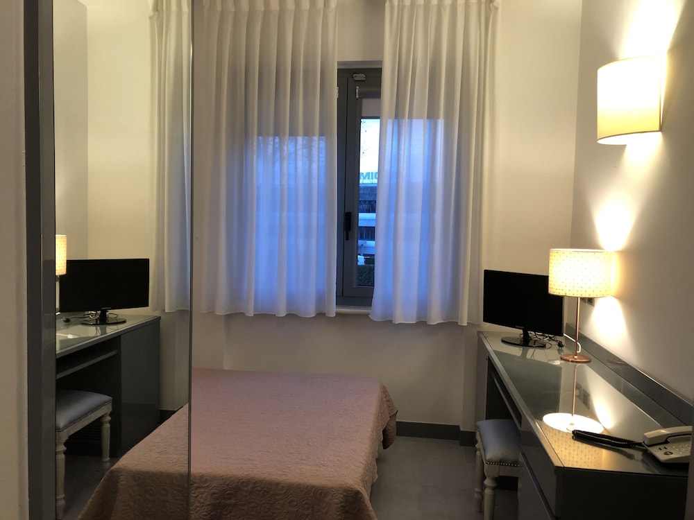 Economy Double Room, 1 Queen Bed photo 2