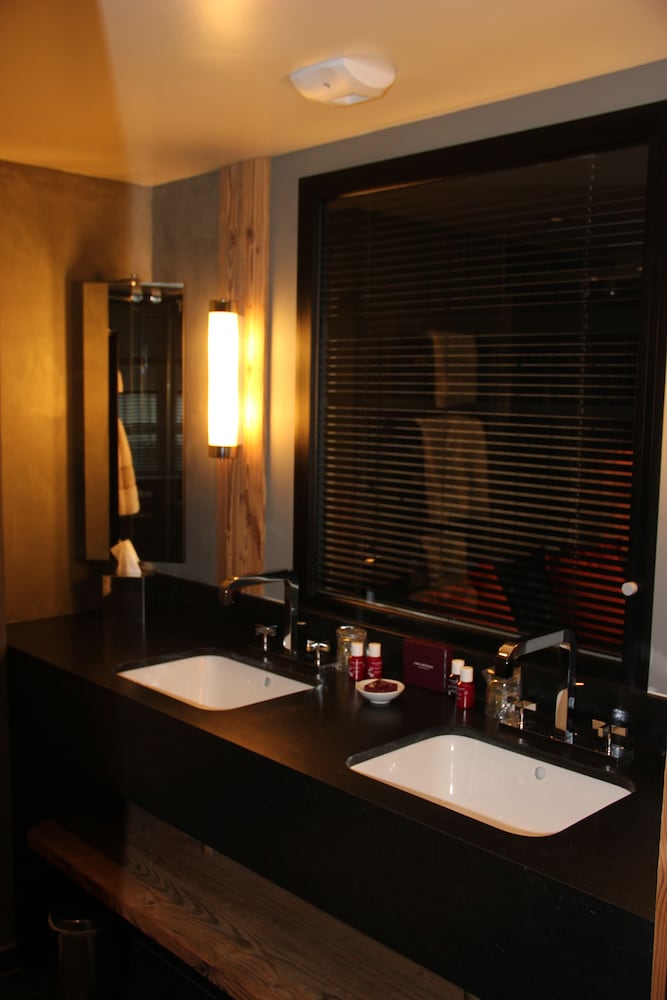 Deluxe Suite - Photo 14
