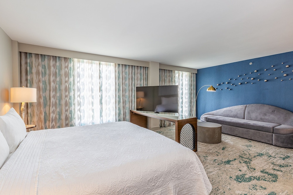 Executive Studio, 1 King Bed with Sofa bed thumbnail 5