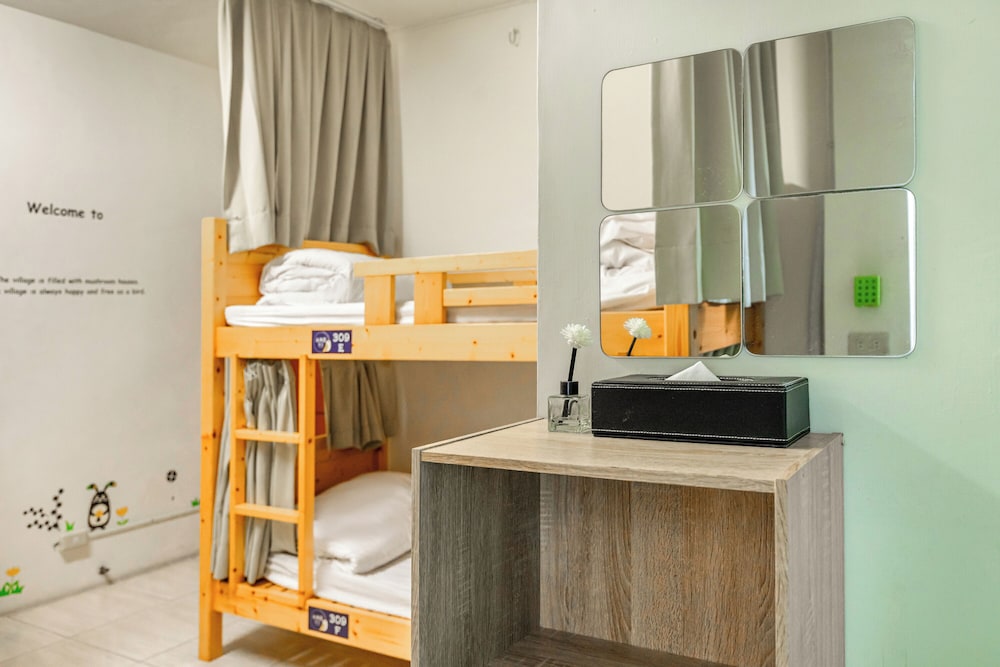 Bed in 4-Bed Male Dormitory Room photo 3