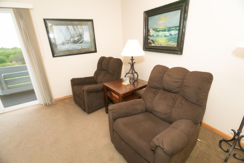 Deluxe Room, Multiple Beds, Kitchen, Pool View (1 Bedroom Dlx -Room 201-Pet Friendly) - Photo 10