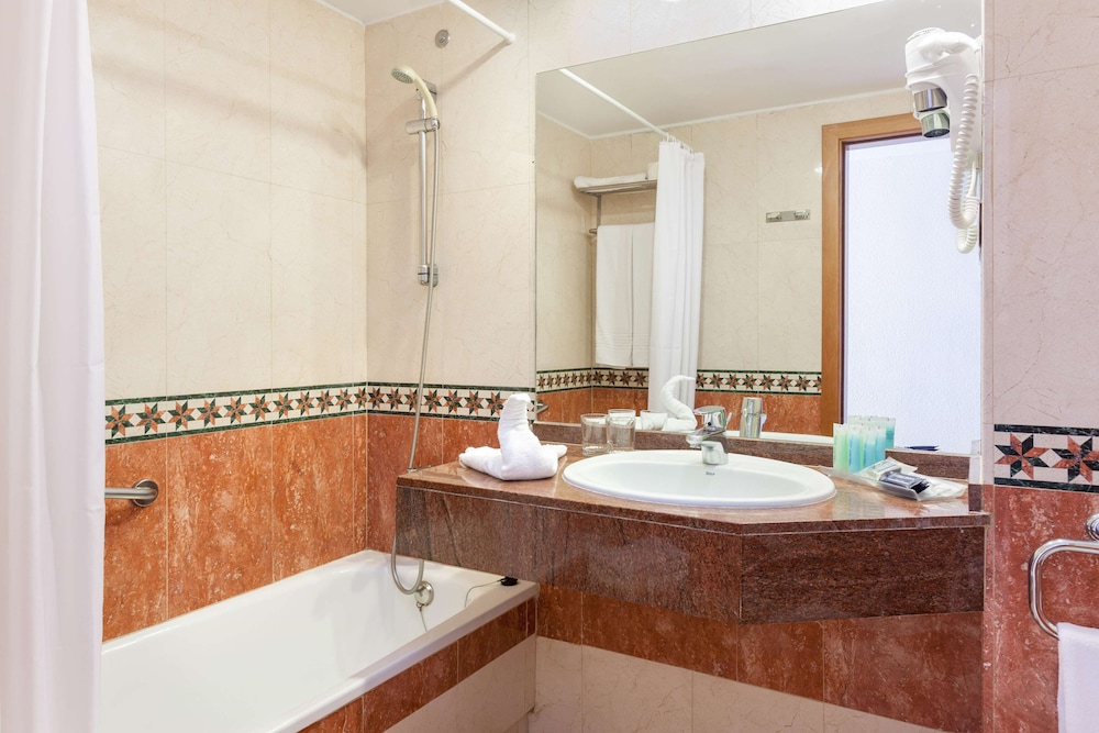 Standard Room (2 adults + 1 child) - Photo 6
