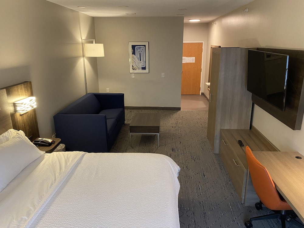 Suite, 1 King Bed, Accessible (Mobility) - Photo 3