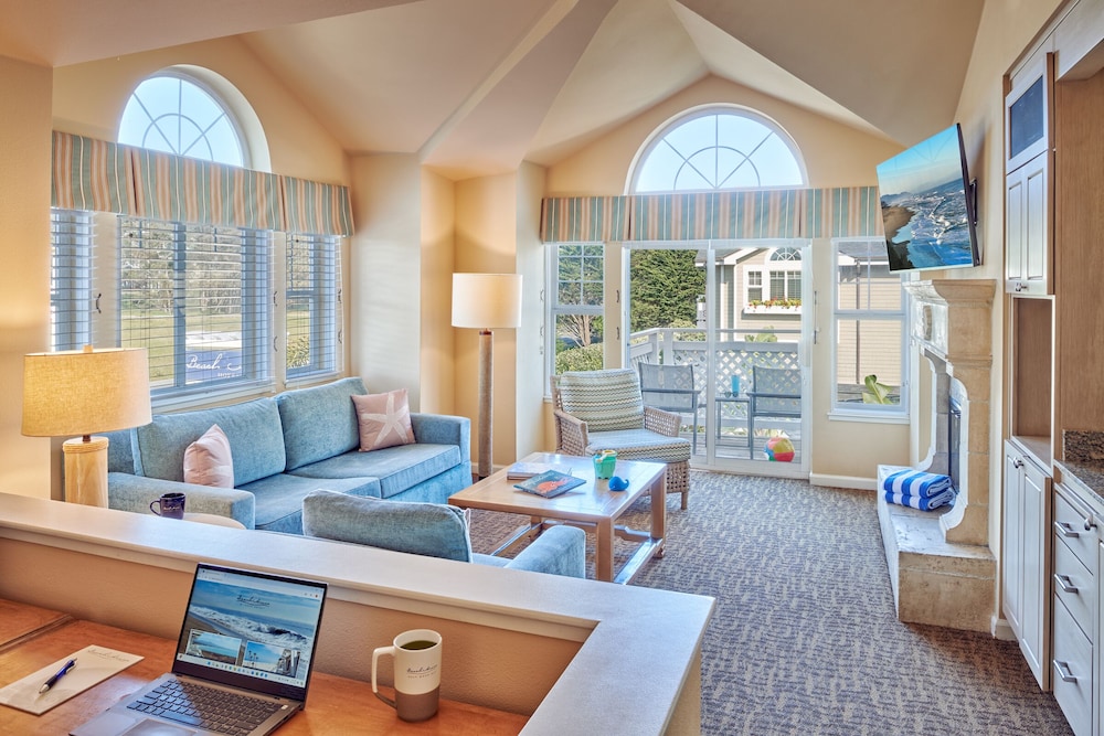 Standard Suite, 1 Queen Bed with Sofabed, Standard View photo 1