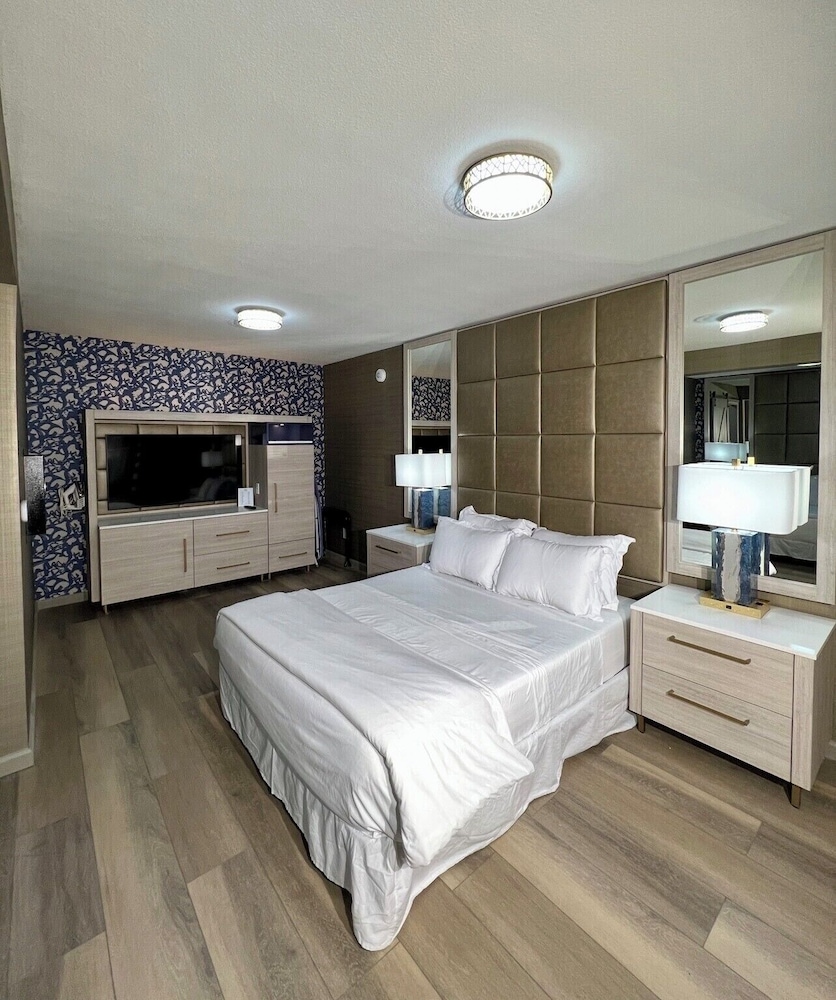 Deluxe Suite, Multiple Beds, Accessible Bathtub - Photo 2